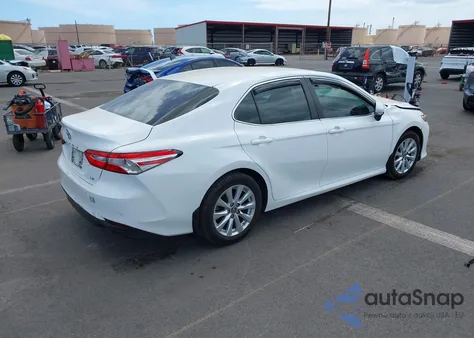2018 Toyota Camry Le z USA, uszkodzony, nr VIN 4T1B11HK5JU015844